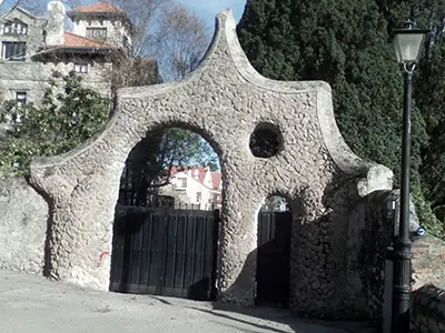 Puerta de los Pájaros Antoni Gaudi